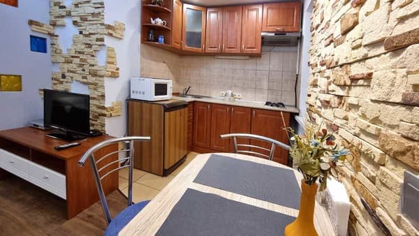 Home-Hotel на левом берегу ул. Митрополита Андрея Шептицкого, 1-а 1