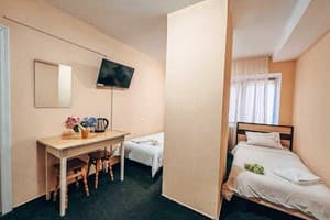 Возле метро Вокзальная на ул. Богдановская 11